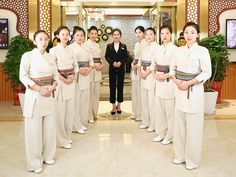 现在人们的生活水平不断增强，女性们对于美更加的注重，女性美容消费者越来越多。所以对于开一家开美容院加盟店是见怪不怪之事，那开一家美容院加盟店如何快速提升盈利呢？