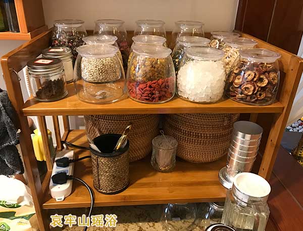 养生这个朝阳行业，在今是受到很多人热捧的，随着血液流动到达病灶地点进行有效的由内而外的调理，药浴将末来的病症消灭在萌芽之中，使之有-个美丽而健康的身体。所以也吸引了很多人加入了这个药浴加盟项目，